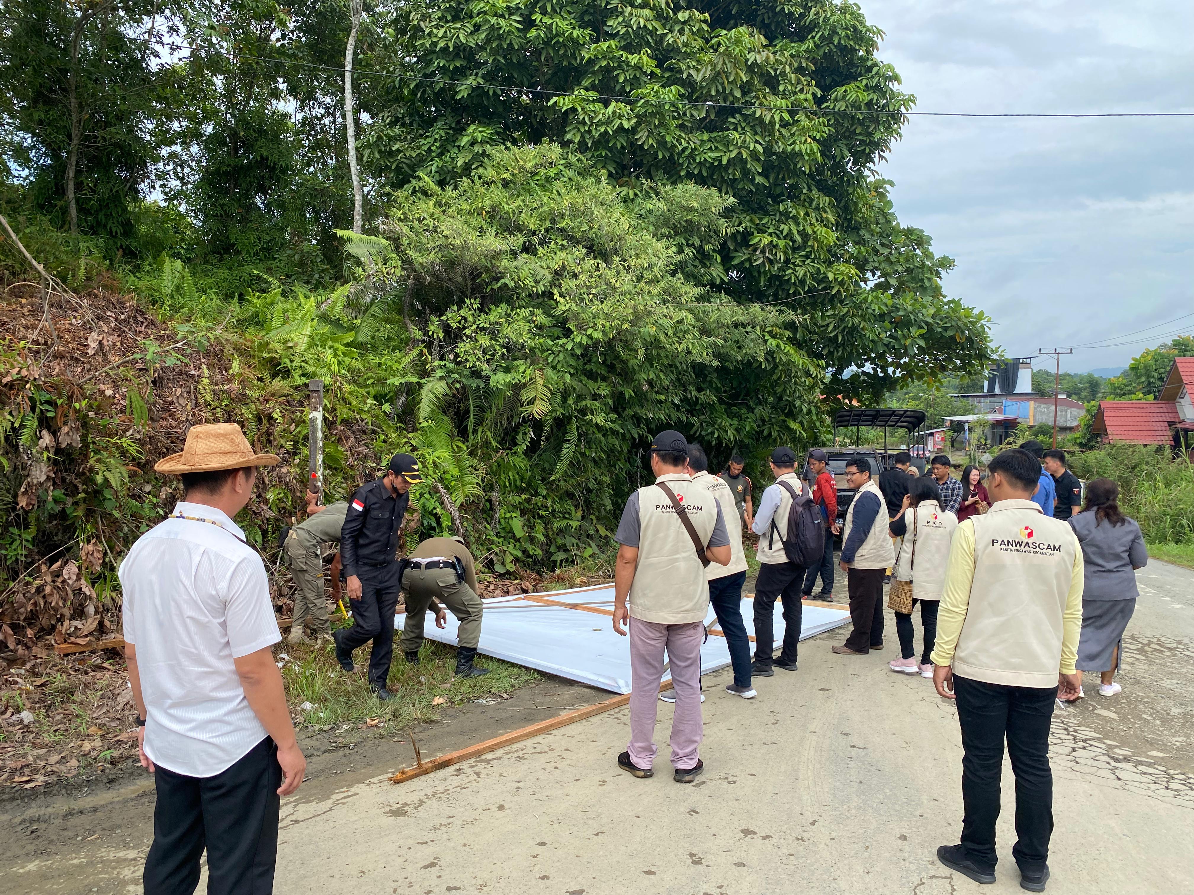 TEGAKAN ATURAN, BAWASLU MALINAU TERTIBKAN BALIHO BACALEG YANG MELANGGAR