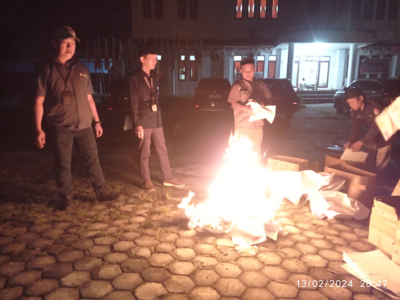 TIDAK INGIN ADA KELEBIHAN SURAT SUARA YANG DISALAHGUNAKAN, BAWASLU KABUPATEN MALINAU PASTIKAN KELEBIHAN SURAT SUARA DIMUSNAHKAN