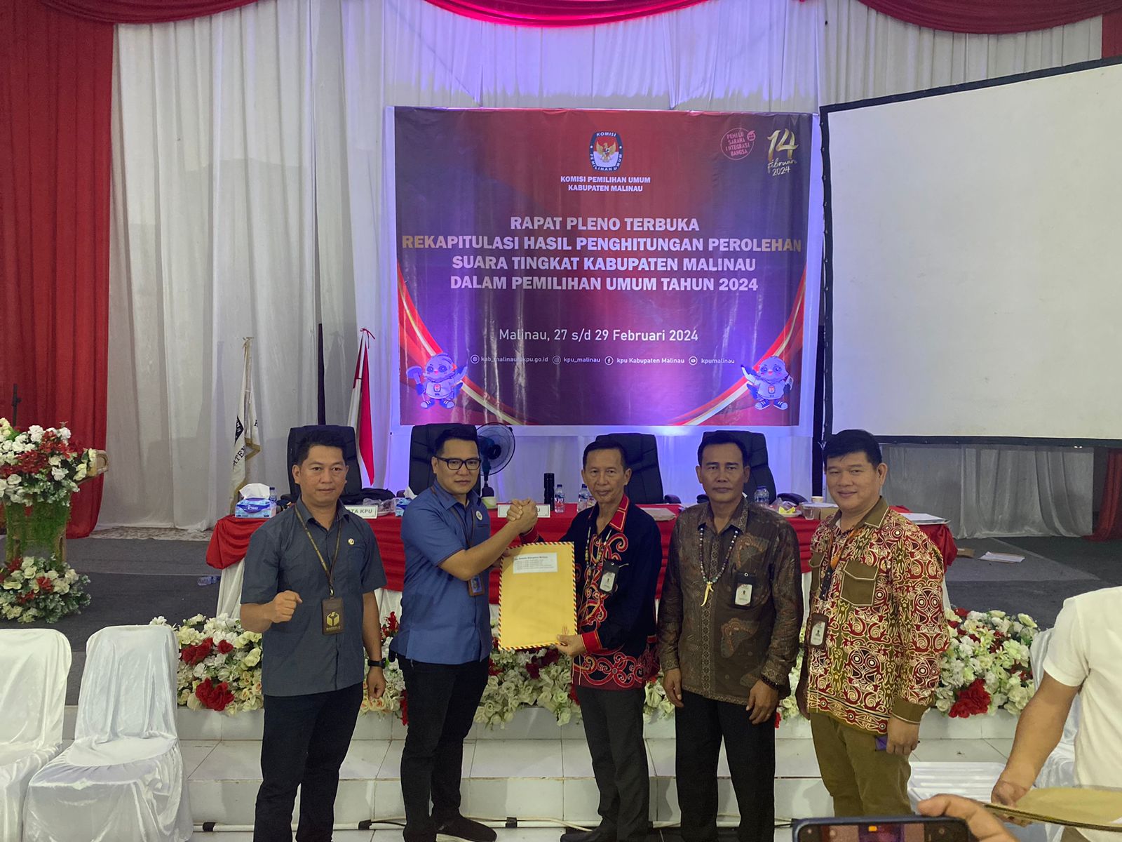 BAWASLU MALINAU AWASI REKAPITULASI SUARA DARI AWAL SAMPAI AKHIR