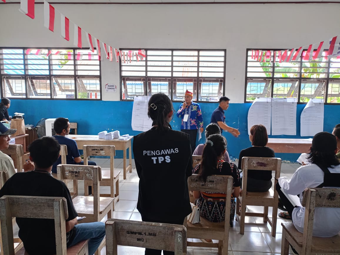 Momen Pengawas Mengawasi Proses Pencoblosan di TPS