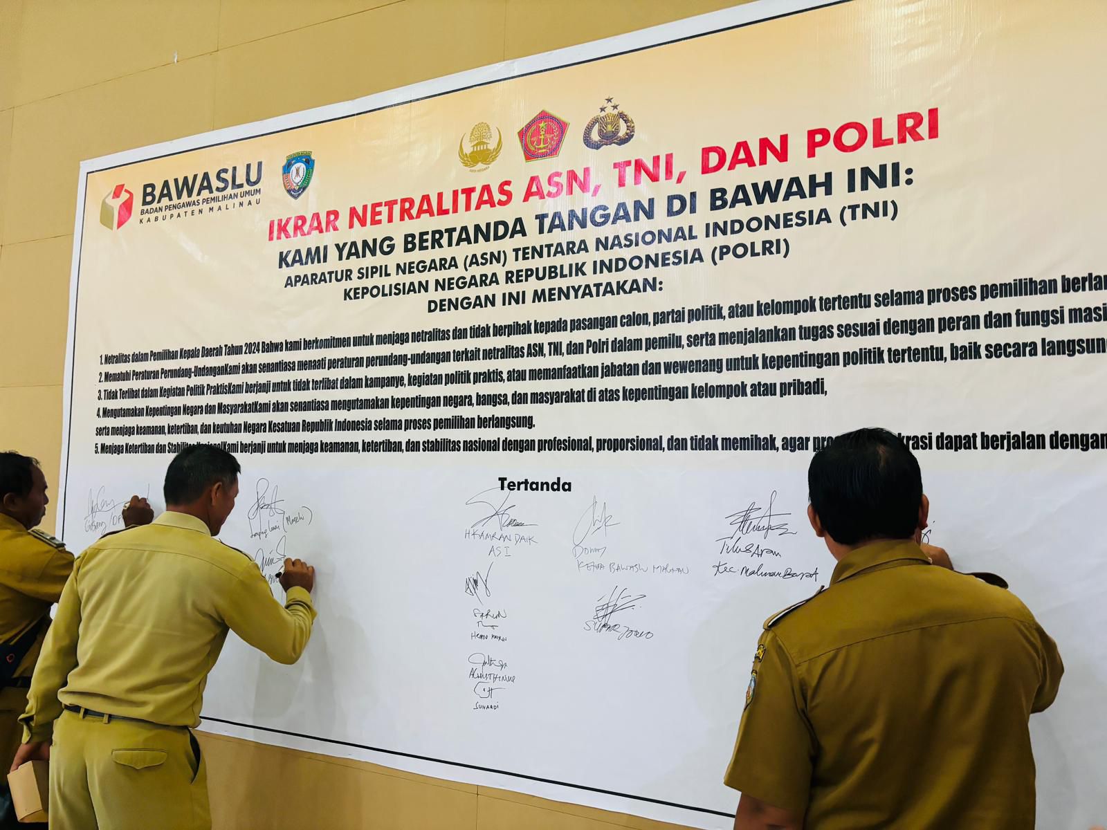 ASN membubuhkan tanda tangan sebagai ikrar secara simbolis untuk berkomitmen dalam menjaga netralitas