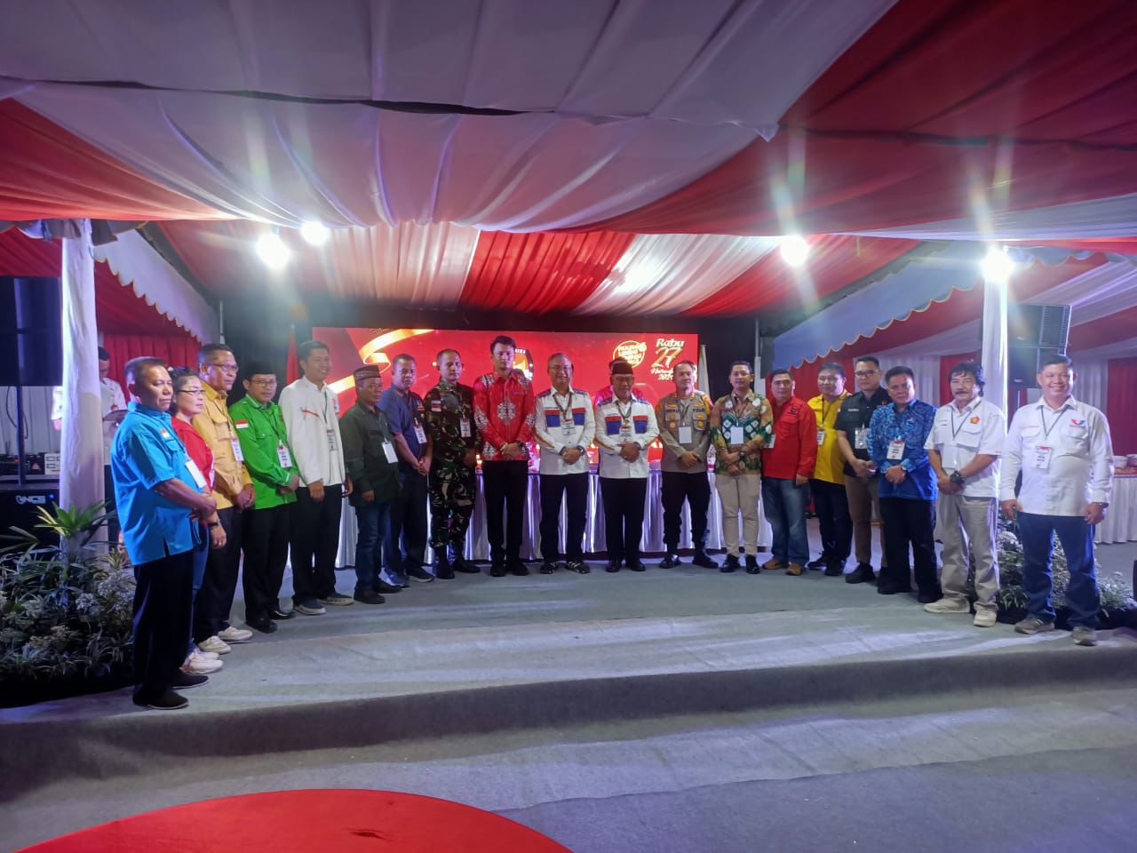 Foto Bersama Paslon beserta Timses dengan KPU dan Bawaslu Malinau setelah pengambilan nomor urut