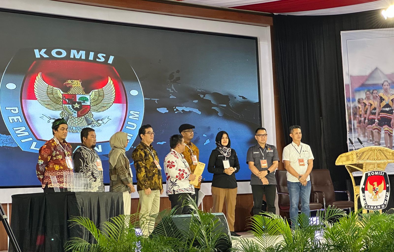 Donny selaku Ketua Bawaslu Malinau foto bersama dengan perwakilan peserta dan panitia kegiatan debat