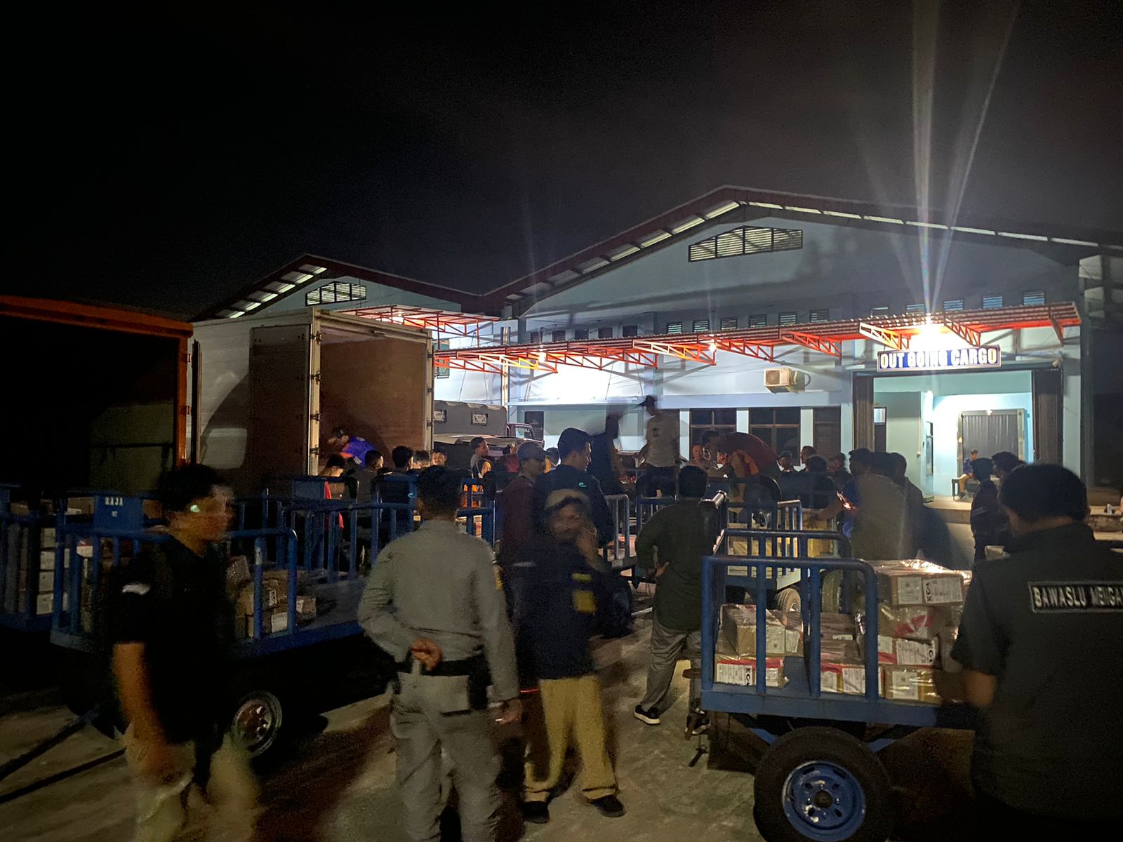 Suasana Bongkar Muat Surat Suara di bandara Juwata