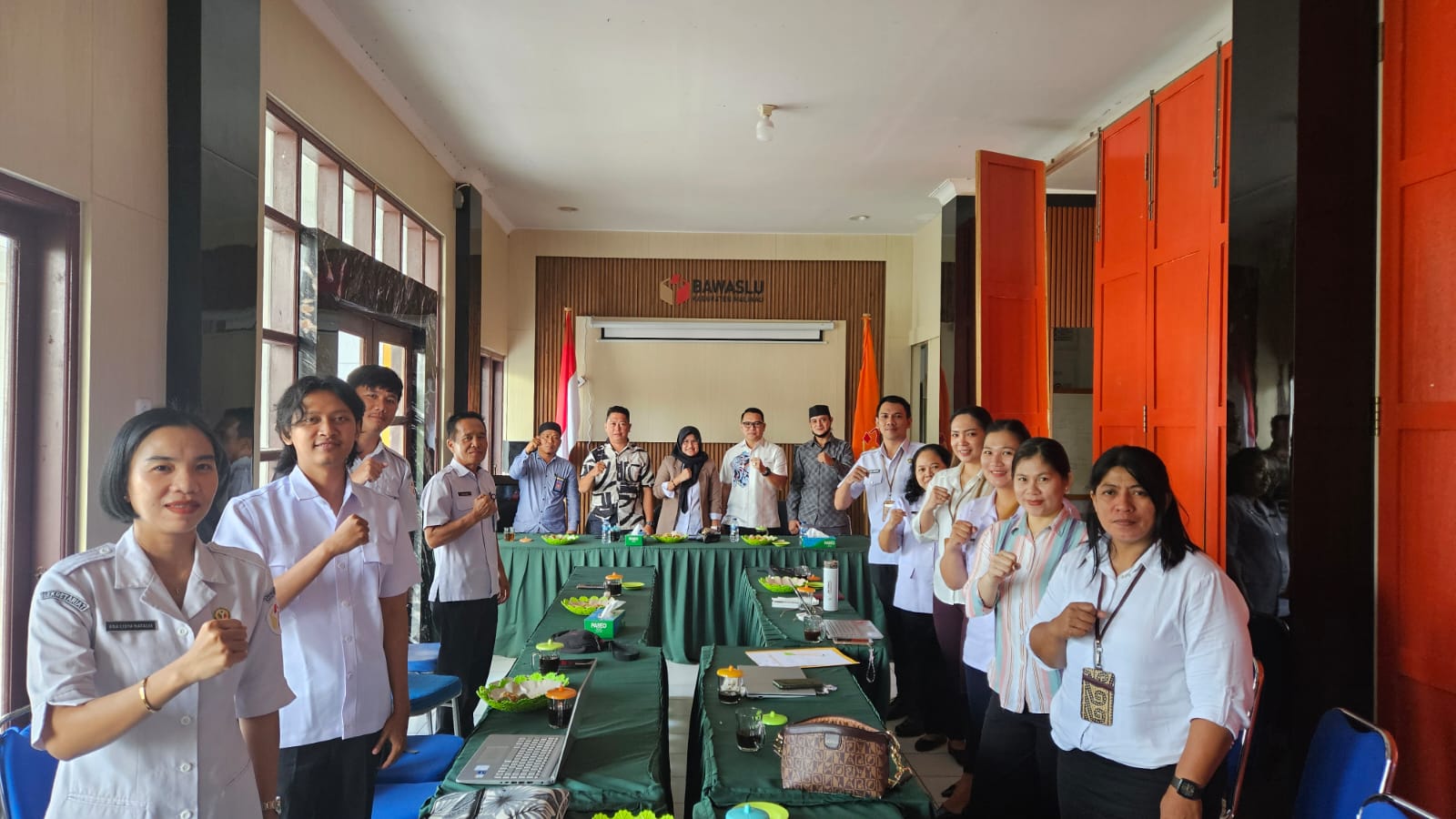 Foto Bersama Pimpinan Bawaslu Kaltara Dengan Pimpinan dan Jajaran Sekretariat Bawaslu Malinau