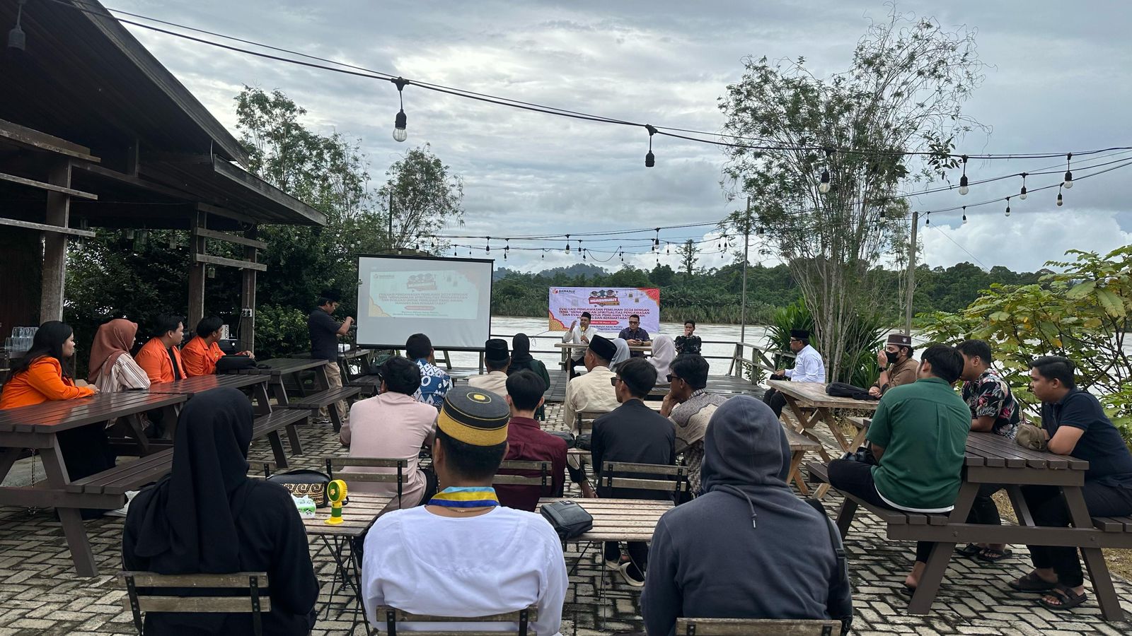 Suasana Ngabuburit Pengawasan Di Tubu Coffee