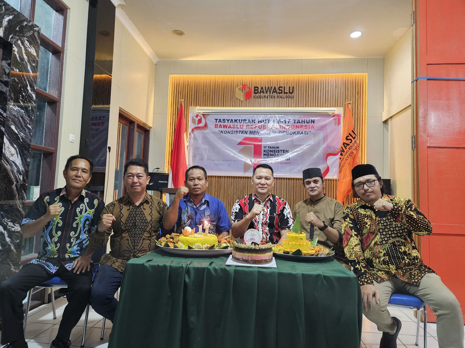 Momen Foto Bersama Pimpinan dan Kasek Bawaslu Malinau