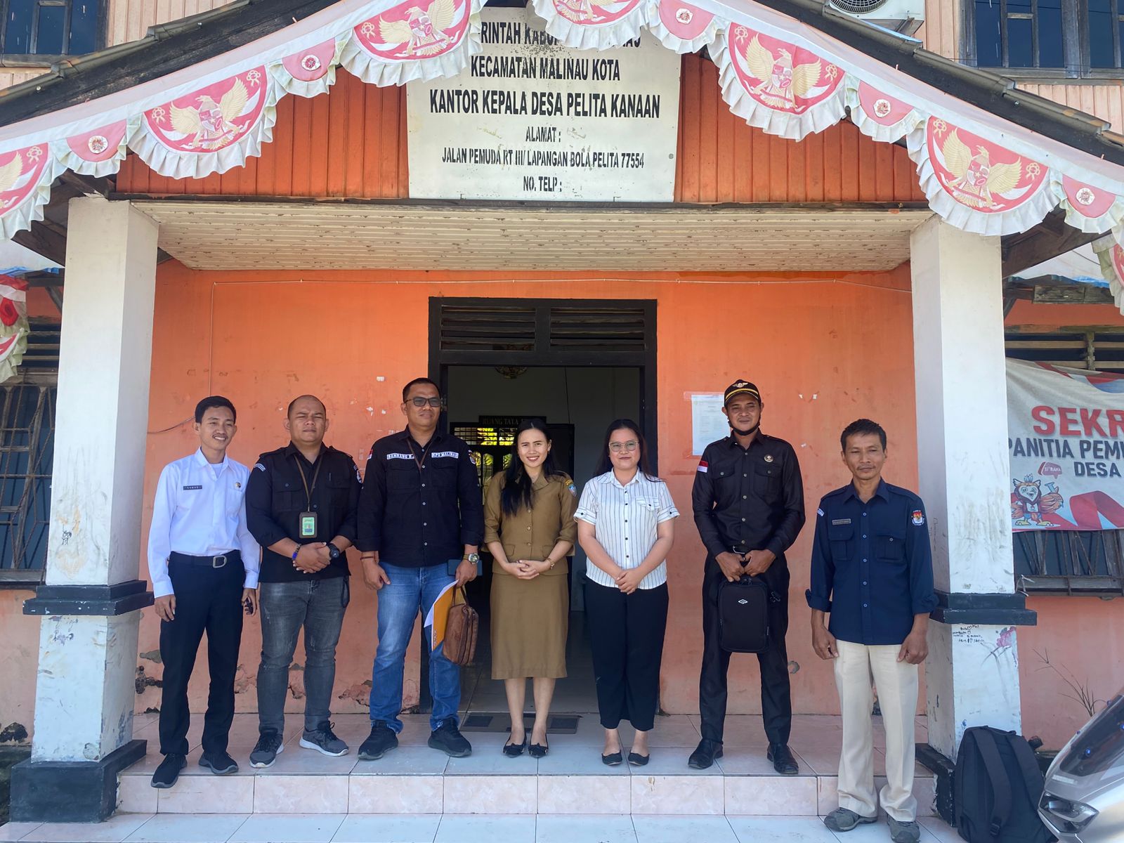 Momen Foto Bersama Jajaran Bawaslu, KPU dan Perangkat Desa Pelita Kanaan Pada Uji Petik