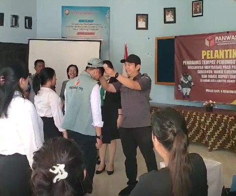 momen Kordiv SD, Organisasi dan Diklat Bawaslu Malinau melantik Pengawas TPS secara simbolis