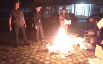 TIDAK INGIN ADA KELEBIHAN SURAT SUARA YANG DISALAHGUNAKAN, BAWASLU KABUPATEN MALINAU PASTIKAN KELEBIHAN SURAT SUARA DIMUSNAHKAN