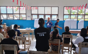 Momen Pengawas Mengawasi Proses Pencoblosan di TPS