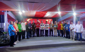 Foto Bersama Paslon beserta Timses dengan KPU dan Bawaslu Malinau setelah pengambilan nomor urut