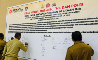 ASN membubuhkan tanda tangan sebagai ikrar secara simbolis untuk berkomitmen dalam menjaga netralitas