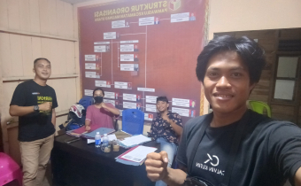 Jajaran Panwascam Malinau Utara yang menunggu sampai akhir pendaftaran Pengawas TPS di Kantor Sekretariatnya