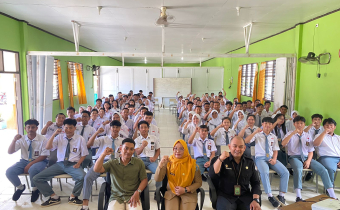Momen Zulkasman Selaku Narasumber lakukan foto bersama dengan Siswa SMAN 1 Malinau