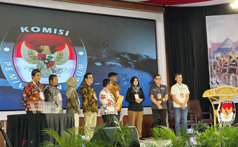 Donny selaku Ketua Bawaslu Malinau foto bersama dengan perwakilan peserta dan panitia kegiatan debat