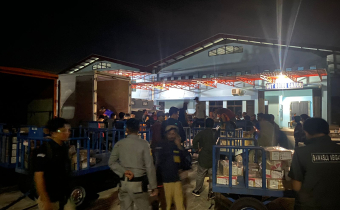 Suasana Bongkar Muat Surat Suara di bandara Juwata