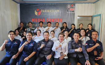 Momen Foto Bersama Ketua Bawaslu Malinau dengan jajaran Pengawas TPS se-kecamatan Malinau Selatan yang baru dilantik