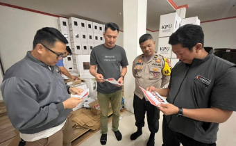 Momen Pimpinan Bawaslu melakukan pengecekan terhadap surat suara yang sedang disortir di Gudang Logistik KPU Malinau