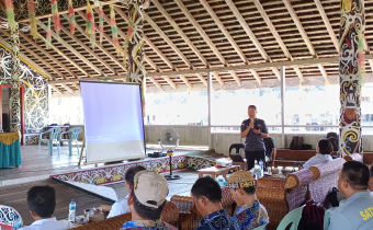 Momen Rudiyanto Selaku Anggota Bawaslu Malinau memaparkan materi terkait kerawanan yang berpotensi terjadi pada Pemilihan Serentak Tahun 2024