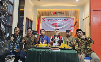 Momen Foto Bersama Pimpinan dan Kasek Bawaslu Malinau